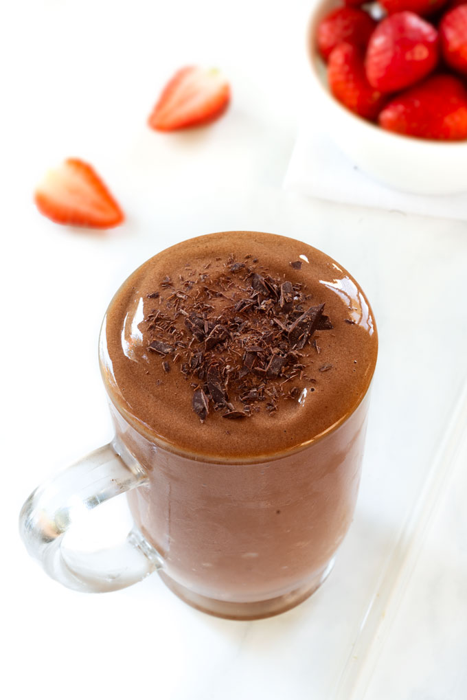 chocolate smoothie with greens - vegan, paleo, raw