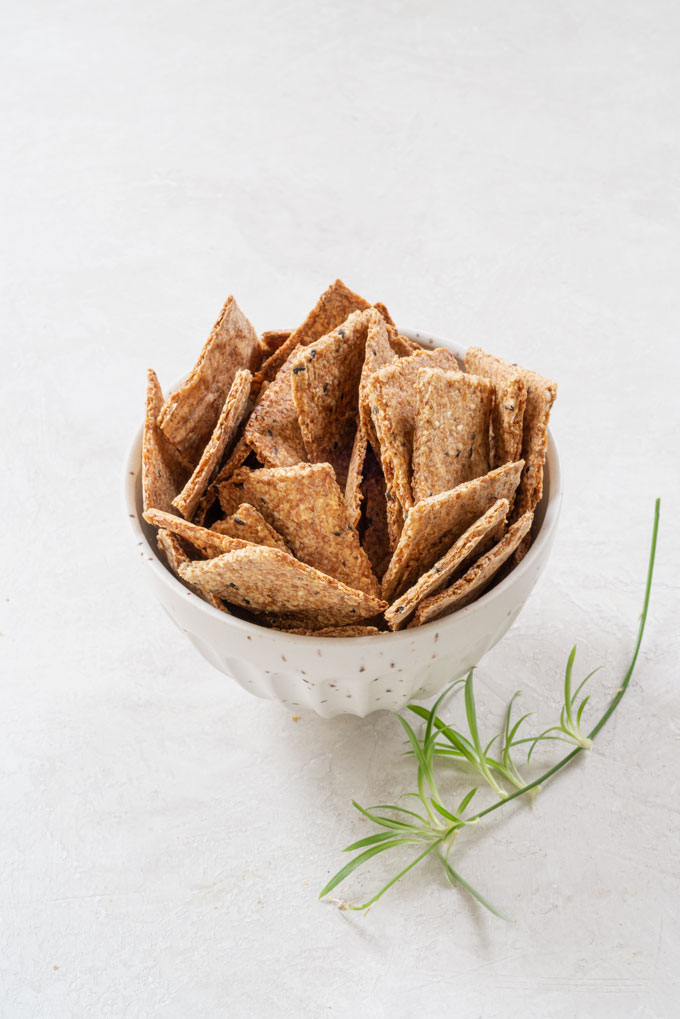 flax crackers from flaxseeds