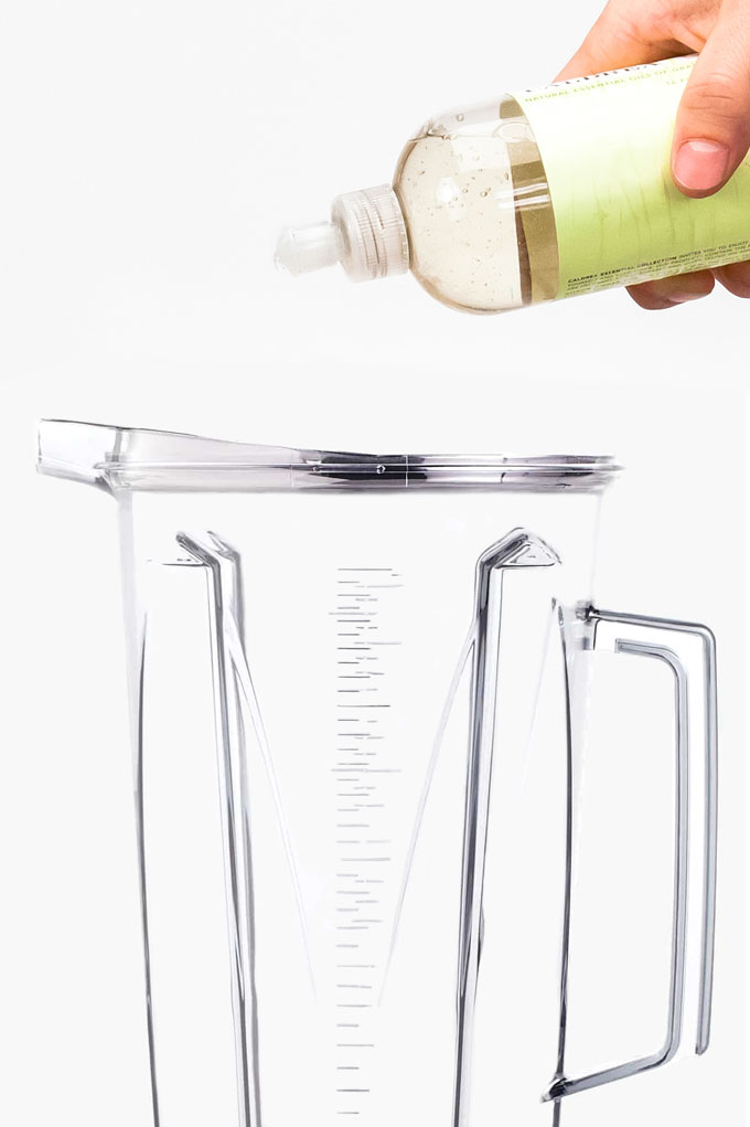 how to clean a Vitamix container