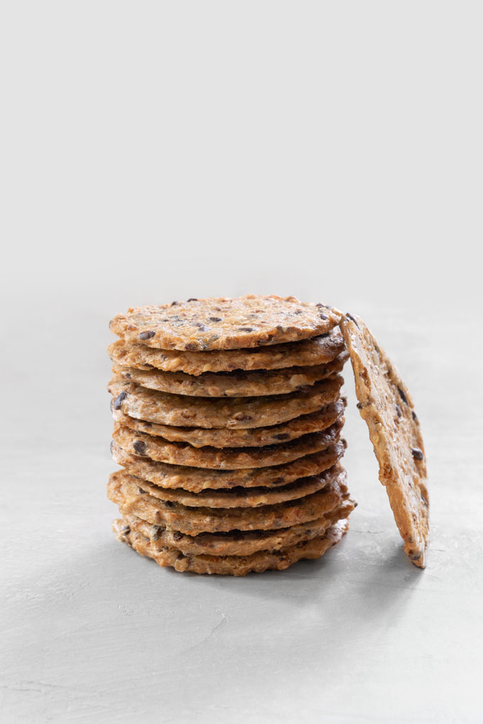 healthy quinoa crackers